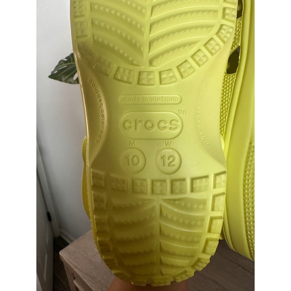 NWOT Crocs Classic Clog Bright Yellow Size M10 W12 Slip On Shoes - Picture 4 of 4